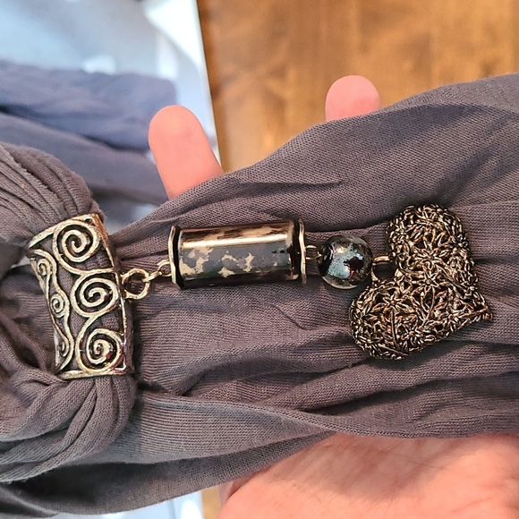 Scarf with heart charm - Picture 2 of 3